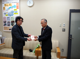 加藤副会長から瀬川新一経営学部長へ卒業祝金を贈呈