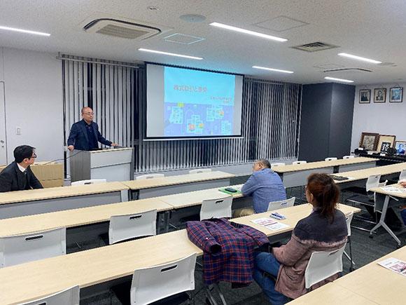 挨拶をする鬼頭会長